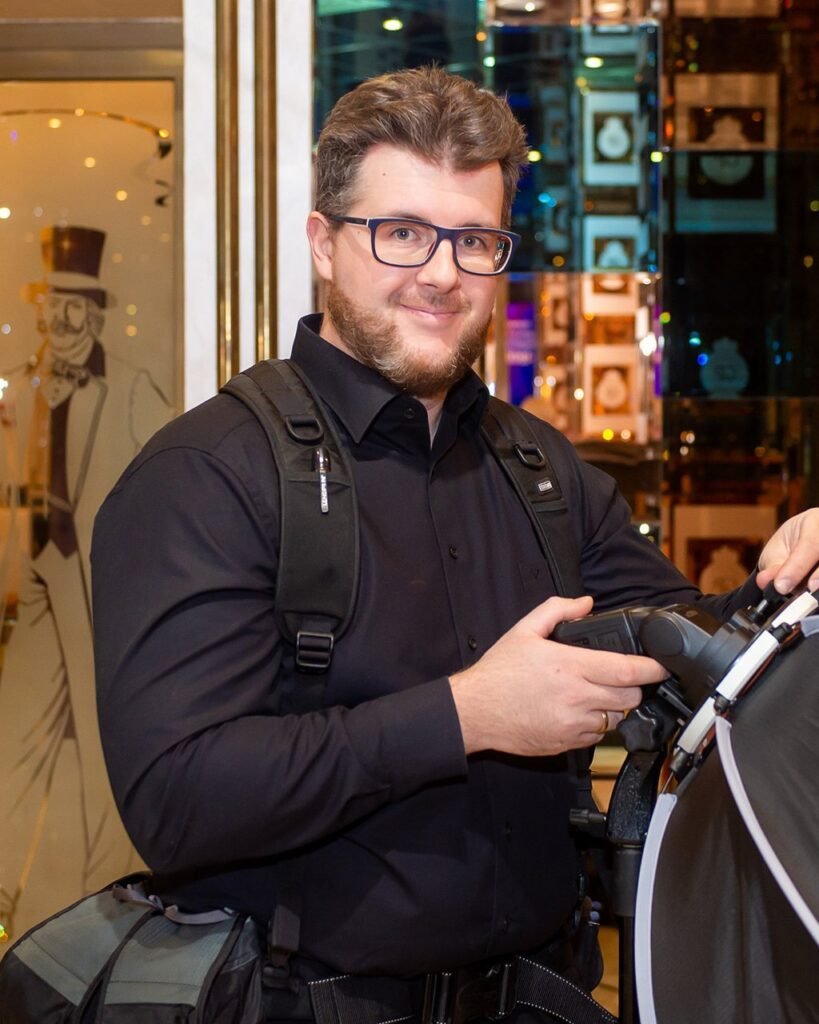 Aleksandr Nagornyi, photographer in Luxembourg, with his camera and lighting equipment